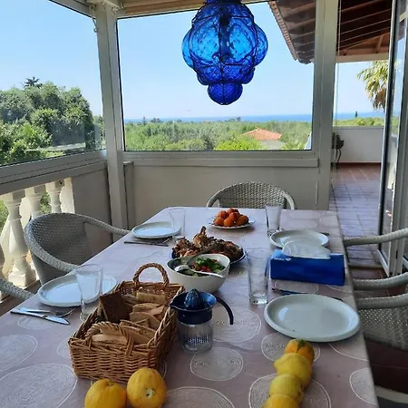 Wunderschone Mit Grossem Pool Und Meerblick